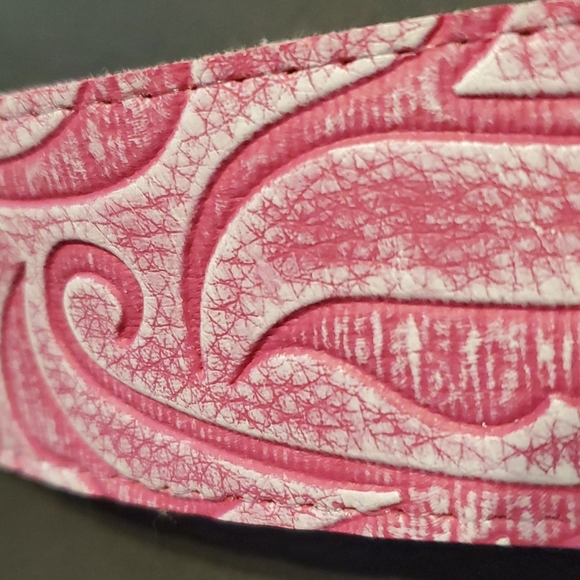 BNWOT Woman/Girls belt pink white abstract design. - Picture 4 of 5